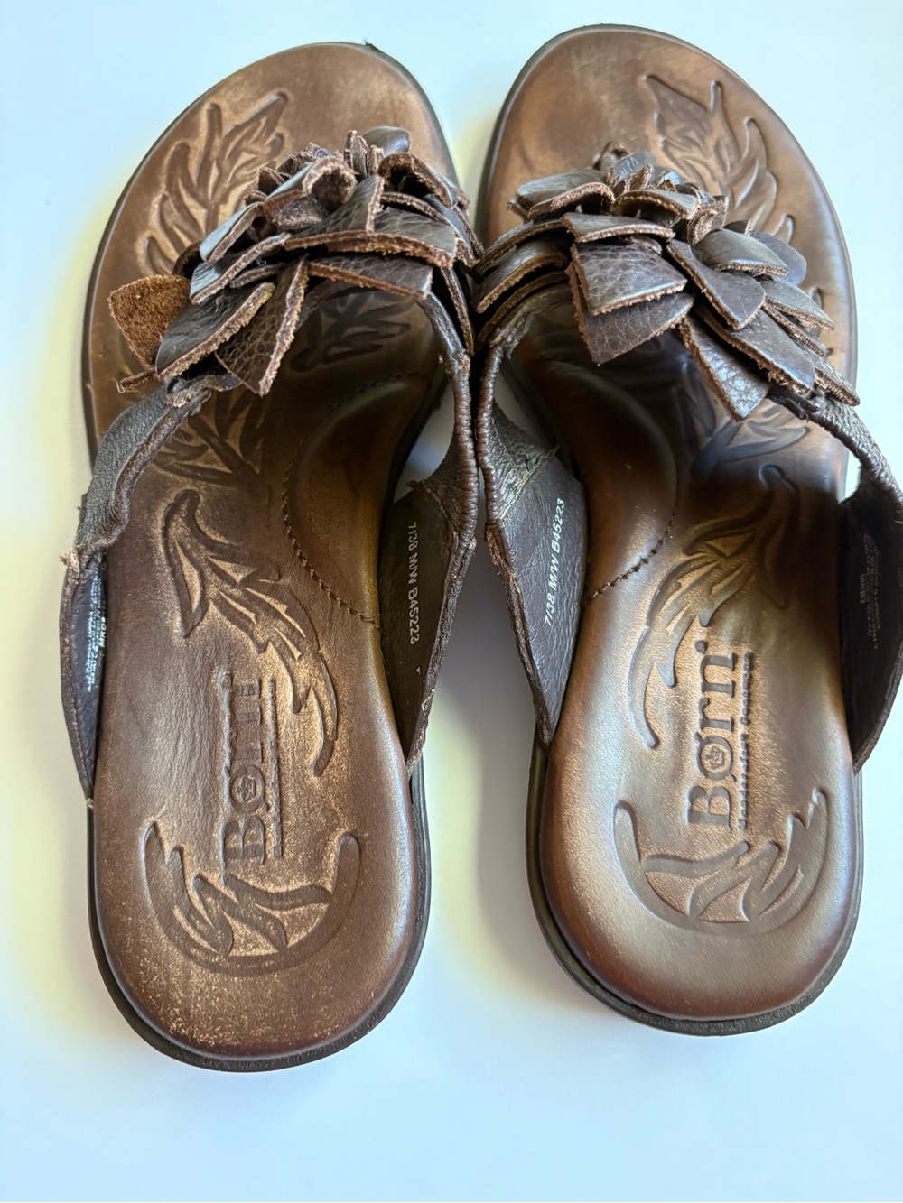 Born Astrid Handcrafted Brown Leather 3D Embellished Flower Sandal Size 7 - Picture 3 of 12
